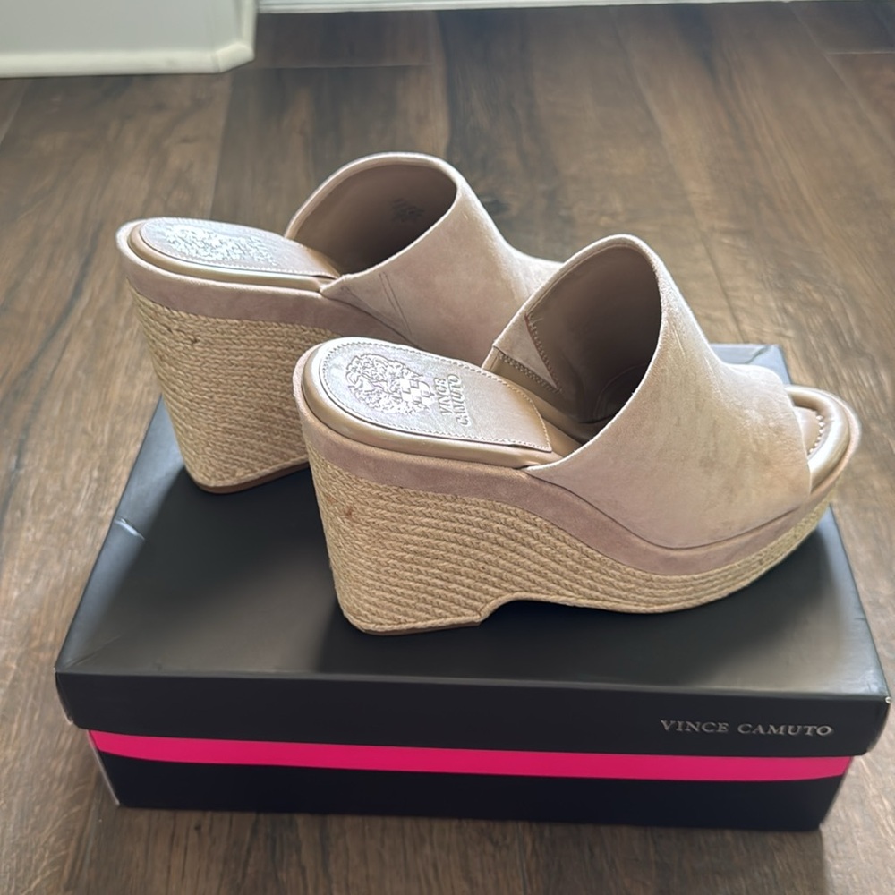 NWT Vince Camuto suede wedge sandals size 9✨ - Picture 3 of 9
